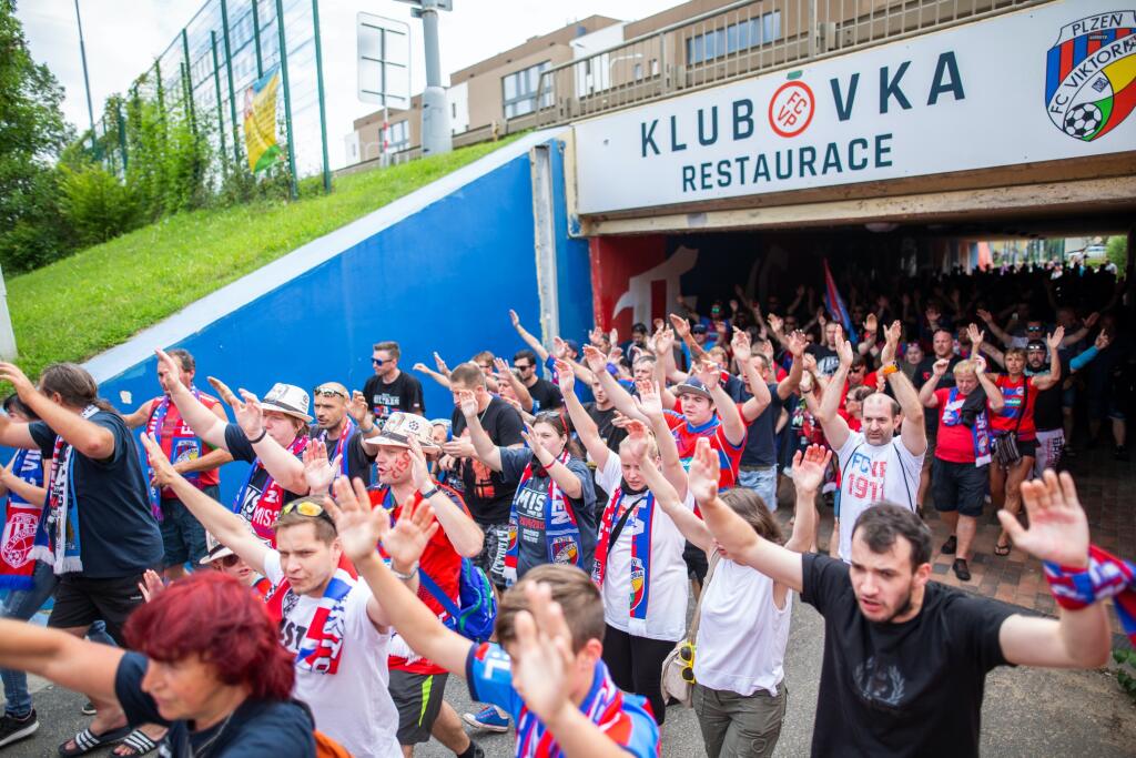Pred zápasom fanúšikovia usporiadali sprievod Plzňou na počesť Čišovského.
