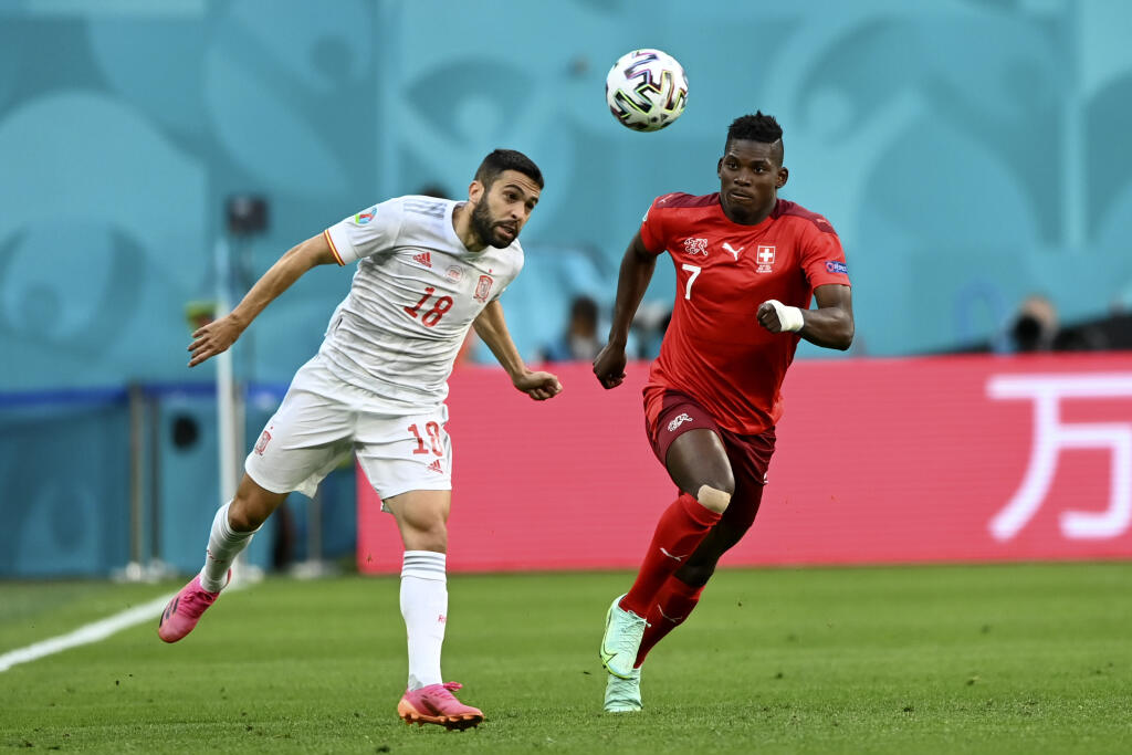 JB 27 Petrohrad - Španielsky hráč Jordi Alba (vľavo) v súboji so Švajčiarom Breelom Embolom v zápase štvrťfinále Švajčiarsko - Španielsko na EURO 2020 vo futbale v Petrohrade 2. júla 2021. FOTO TASR/AP
Spain's Jordi Alba, left, and Switzerland's Breel Embolo go for the ball during the Euro 2020 soccer championship quarterfinal match between Switzerland and Spain, at the Saint Petersburg stadium in Saint Petersburg, Friday, July 2, 2021. (Kirill Kudryavtsev, Pool via AP)