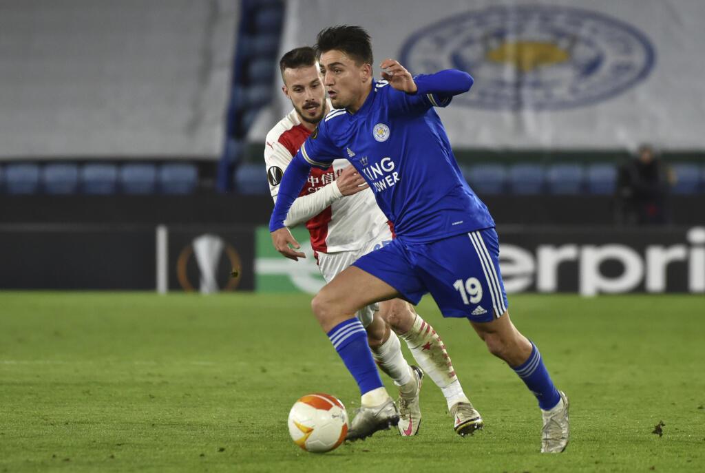 JB 15 Leicester - Hráč Leicesteru Cengiz Under(vpravo) v súboji so Slovákom Jakubom Hromadom v zápase 16-finále Európskej ligy Leicester City - Slavia Praha v Leicesteri 25. februára 2021. FOTO TASR/AP
Leicester's Cengiz Under, right, is challenged by Slavia's Jakub Hromada during the Europa League round of 32 soccer match between Leicester City and Slavia Prague at the King Power Stadium in Leicester, England, Thursday, Feb 25, 2021. (AP Photo/Rui Vieira)