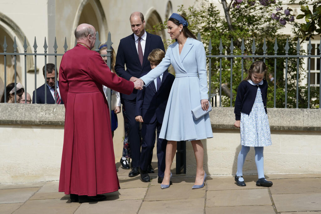 Na veľkonočnú bohoslužbu v Kaplnke sv. Juraja prišli členovia middletonovskej famílie ako cez kopirák. Zatiaľ čo malá Charlotte (6) ohurovala v bledomodrých šatách, podobne ako jej mama Kate (40), šuhaj George (8) nasadil po vzore otca princa Williama (39) štýlový oblek.