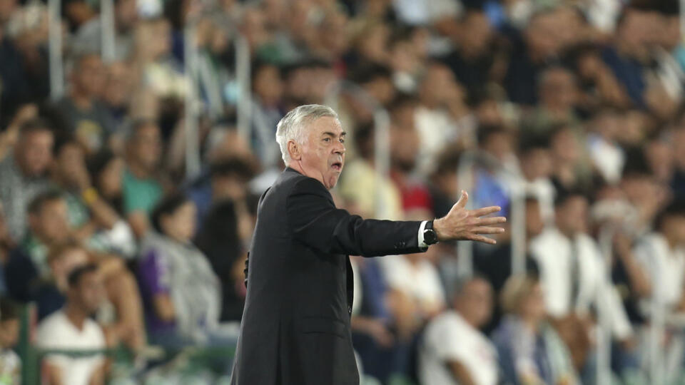 JB 28 Elche - Tréner Realu Madrid Carlo Ancelotti gestikuluje vo futbalovom zápase španielskej ligy La Liga FC Elche - Real Madrid v Elche 19. októbra 2022. FOTO TASR/AP
Real Madrid's head coach Carlo Ancelotti gestures during the Spanish La Liga soccer match between Elche and Real Madrid at the Martinez Valero Stadium in Elche, Spain, Wednesday, Oct. 19, 2022. (AP Photo/Alberto Saiz)