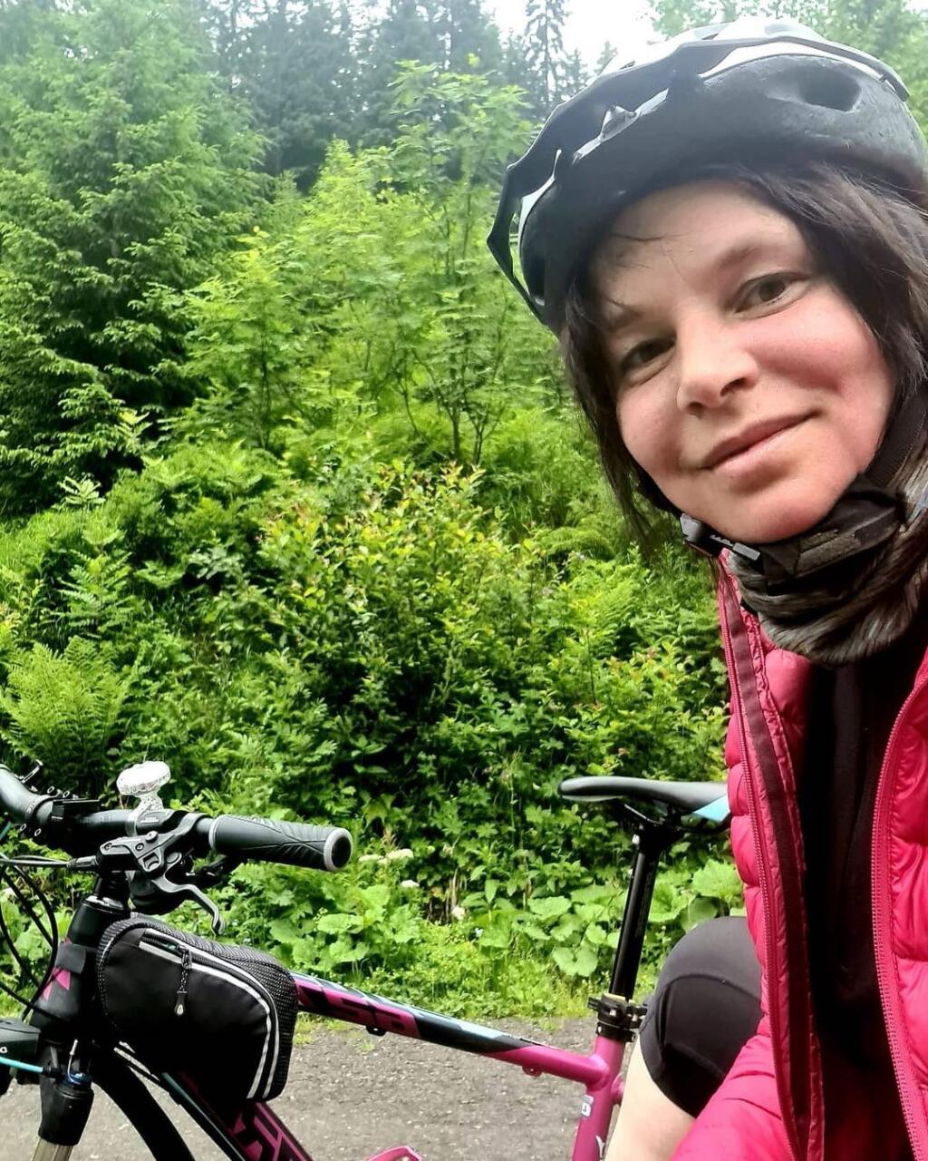 Remišová má vzťah ku športu, obľubuje najmä túry a bicyklovanie.