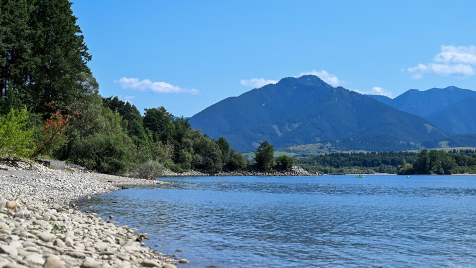 Na snímke vodné dielo Liptovská Mara, v pozadí vrch Kaštieľske Lazy v Liptovskom Mikuláši v piatok 26. júla 2024. FOTO TASR - Veronika Mihaliková