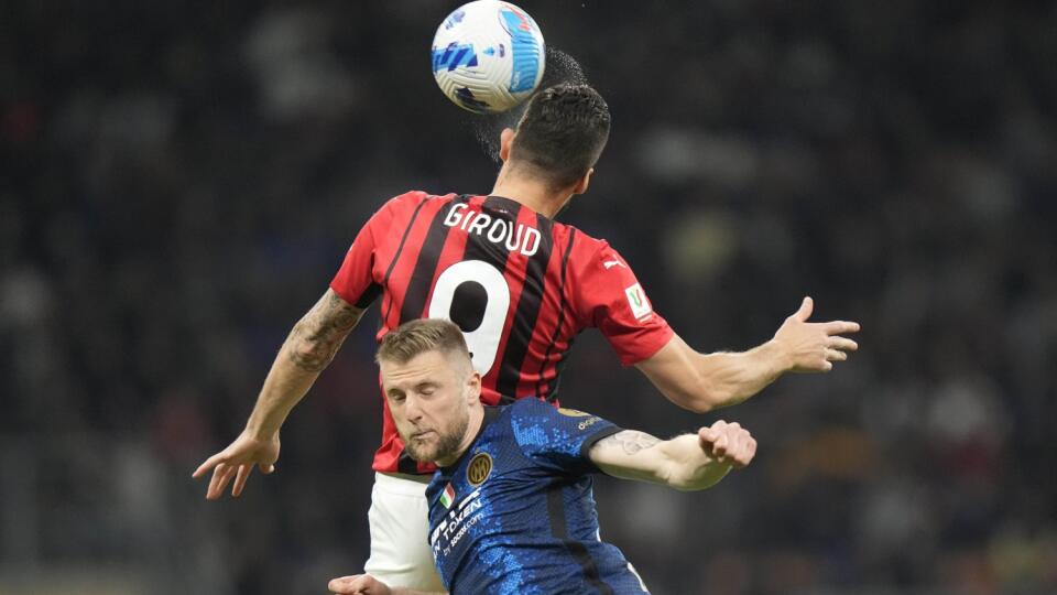 KK36 Miláno - Hráč AC Milána Olivier Giroud a Milan Škriniar (vpravo) z Interu Milána v súboji o loptu počas odvety semifinále Talianskeho pohára Inter Miláno - AC Miláno 19. apríla 2022 v Miláne. FOTO TASR/AP
AC Milan's Olivier Giroud, and Inter Milan's Milan Skriniar go for a header during an Italian Cup semifinal, second leg, soccer match between Inter Milan and AC Milan, at the San Siro stadium, in Milan, Italy, Tuesday, April 19, 2022. (AP Photo/Luca Bruno)