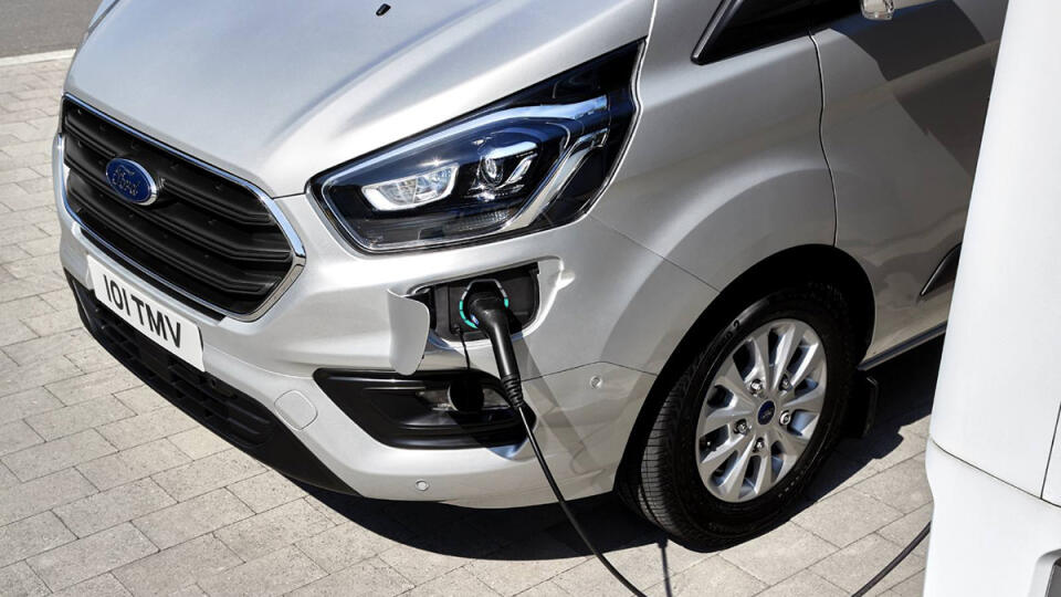 Ford Transit Custom PHEV - nabíjanie je v prednom nárazníku