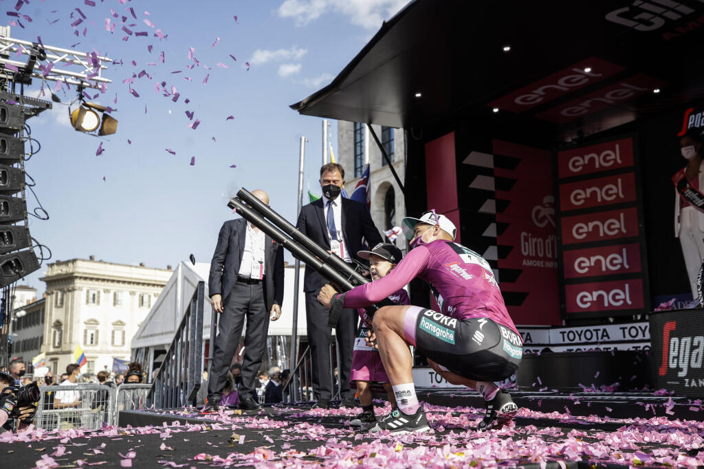 KK30 Miláno - Slovenský cyklista Peter Sagan so synom Marlonom oslavuje zisk cyklámenového dresu na pódiu po časovke jednotlivcov počas záverečnej 21. etapy cyklistických pretekov Giro d'Italia na trati Senago – Miláno, dlhej 30,3 km v Miláne 30. mája 2021. FOTO TASR/AP
Slovakia's Peter Sagan celbrates on the podium with his son Marlon after the final stage of the Giro d'Italia cycling race, a 30.3 kilometers individual time trial from Senago to Milan, Italy, Sunday, May 30, 2021. (AP Photo/Luca