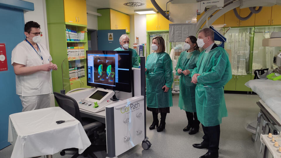 Univerzitná nemocnica v Martine (UNM) uviedla do praxe robotický systém, využívajúci umelú inteligenciu pri intervenčných angiologických zákrokoch. Na snímke zľava prednosta rádiologickej kliniky v UNM Kamil Zeleňák, generálny riaditeľ UNM Dušan Krkoška, predsedníčka Žilinského samosprávneho kraja Erika Jurinová, dekanka Jesseniovej lekárskej fakulty Univerzity Komenského v Martine Andrea Čalkovská a minister zdravotníctva SR Vladimír Lengvarský. V Martine 21. januára 2022. FOTO TASR - Miroslav