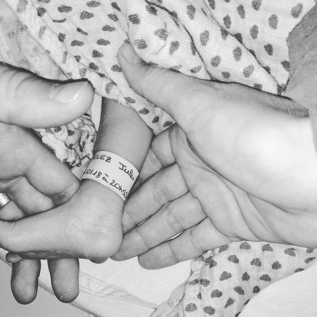 Bývalá lyžiarka Veronika Velez-Zuzulová porodila syna Julesa a fanúšikom na instagrame ukázala emotívny detail z nemocnice po pôrode.