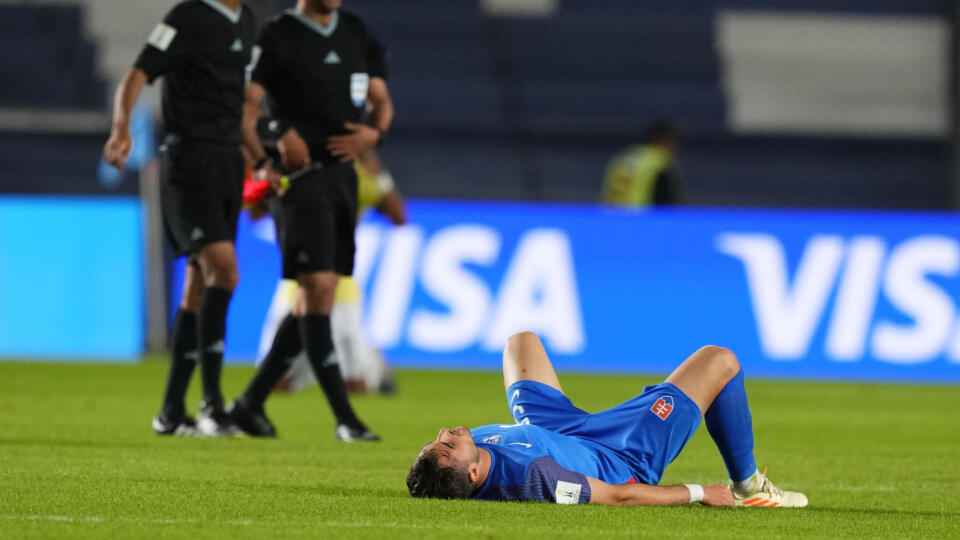 KK20 San Juan - Slovenský futbalista Sebastian Kóša leží na zemi po prehre jeho tímu 1:2 v zápase B-skupiny na majstrovstvách sveta hráčov do 20 rokov Ekvádor - Slovensko 23. mája 2023 v argentínskom meste San Juan. FOTO TASR/AP
Slovakia's Sebastian Kosa lies on the pitch after their 2-1 defeat to Ecuador during a FIFA U-20 World Cup Group B soccer match at San Juan stadium in San Juan, Argentina, Tuesday, May 23, 2023. (AP Photo/Natacha Pisarenko)