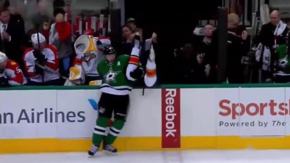 Bodyček Alexandrovi Petrovicovi nevyšiel, spoza mantinelu mu vidieť iba korčule.