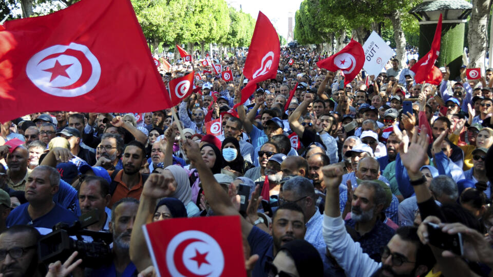 PK 25 Tunis - Na snímke ľudia protestujú proti prevzatiu moci prezidentom Kaísom Saídom v tuniskom hlavnom meste Tunis 15. októbra 2022. tovky Tunisanov sa v sobotu zišli v hlavnom meste Tunis, aby odsúdili prevzatie moci prezidentom Kaísom Saídom a žiadali jeho odvolanie i vyvodenie zodpovednosti za dlhotrvajúcu hospodársku krízu v krajine. FOTO TASR/AP
People take part in a demonstration by the National Salvation Front against President Kais SaĂŻed at Avenue Habib Bourguiba in Tunis, Tunisia,