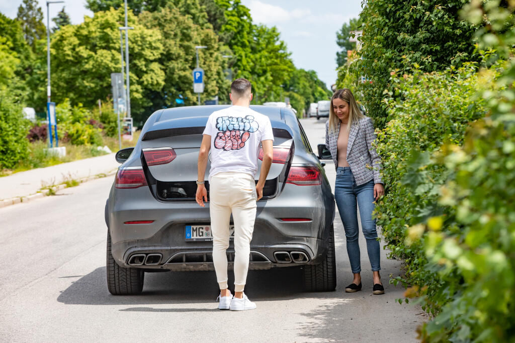 Záložní László Bénes sa vozí na luxusnom SUV od Mercedesu.