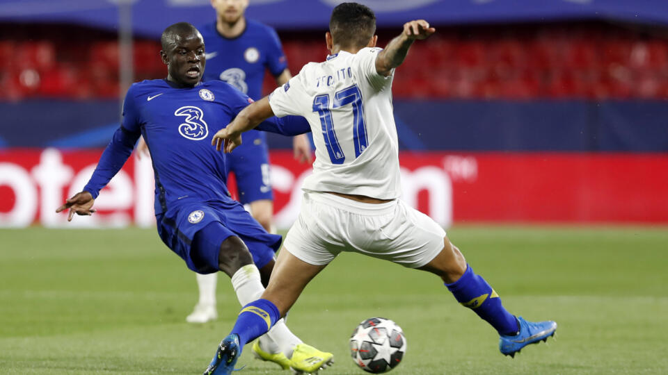 Hráč Chelsea N'Golo Kante (vľavo) bojuje o loptu s Jesusom Coronom z Porto v zápase štvrťfinále Ligy majstrov Chelsea Londýn - FC Porto