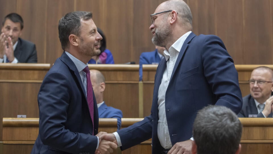 Na snímke vľavo premiér SR Eduard Heger (OĽaNO) a vpravo minister hospodárstva SR Richard Sulík (SaS) 28. júna 2022 v Bratislave. FOTO TASR - Martin Baumann
