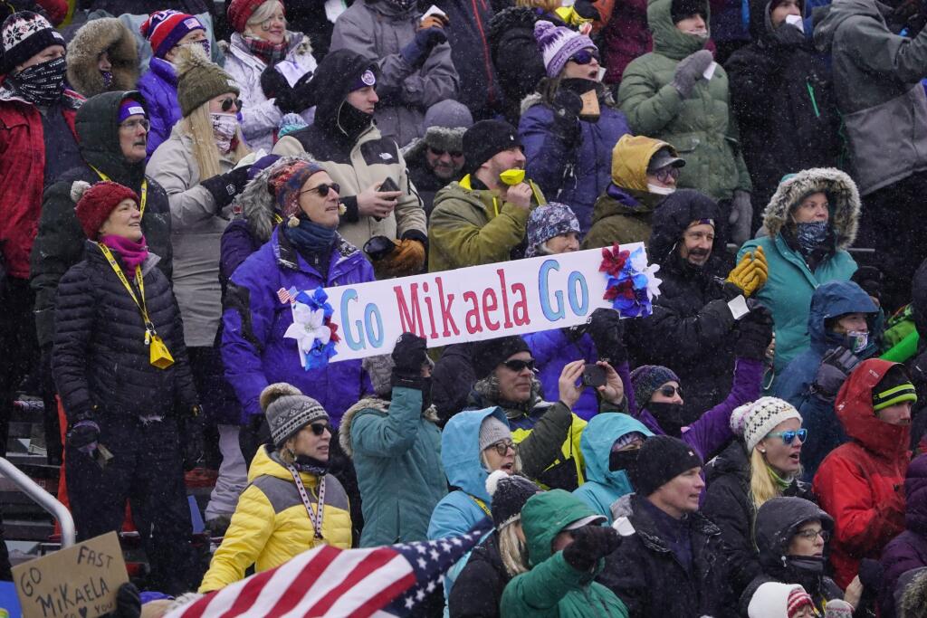 JB 84 Killington - Fanúšikovia americkej lyžiarky Mikaely Shiffrinovovej oslavujú po jej výhre 2. kola slalomu Svetového pohára v alpskom lyžovaní v americkom Killingtone 28. novembra 2021. FOTO TASR/AP
Fans cheer for the United State's Mikaela Shiffrin during a women's World Cup slalom ski race Sunday, Nov. 28, 2021, Killington, Vt. (AP Photo/Robert F. Bukaty)