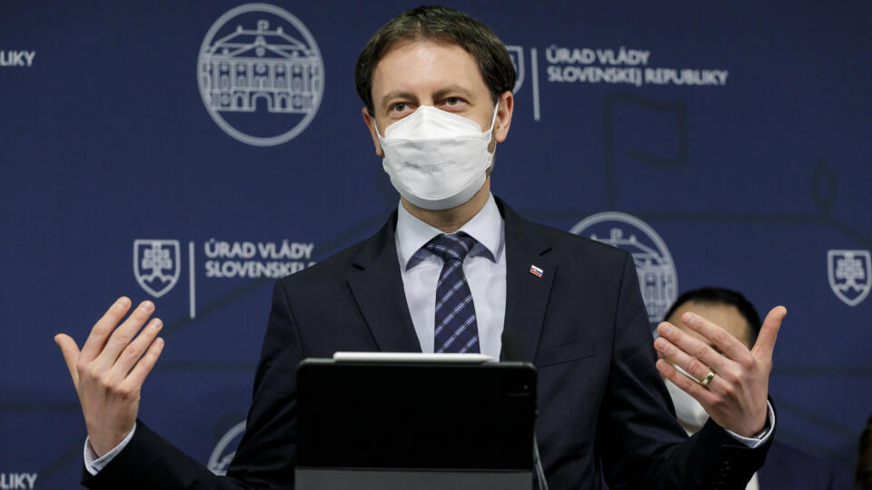 Na snímke predseda vlády SR Eduard Heger (OĽANO) počas tlačovej konferencie pri príležitosti Medzinárodného dňa Rómov v Bratislave 8. apríla 2021. FOTO TASR - Dano Veselský