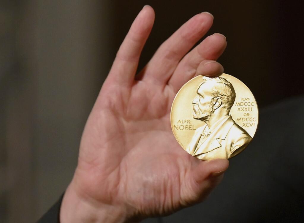 JB 5 Archív - Na archívnej snímke z 8. decembra 2020 zlatá medaila Nobelovej ceny počas ceremoniálu v New Yorku.. (Angela Weiss/Pool Photo via AP, File)
