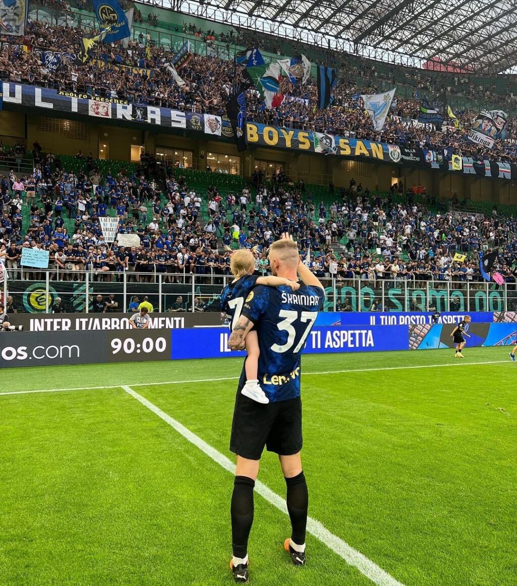 Škriniar pozdravil fanúšikov na tribúnach s dcérkou na rukách.