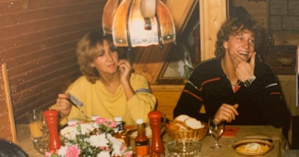 Milionárka Carmen Geissová (57) z času na čas zaloví v v rodinnom archíve a s fanúšikmi sa podelí o raritné fotografie zo svojho súkromia aj mladosti. Ani tentoraz nesklamala a z rodinnej truhlice vytiahla fotografiu s manželom Róbertom starú dobrých 39 rokov. Na fotografii majú Carmen a Róbert 18 rokov. Fotografia vznikla pri jedle a vyobrazuje Carmen v žltom svetri, ako sedí vedľa svojho Róberta, ktorý sa srdečne smeje.