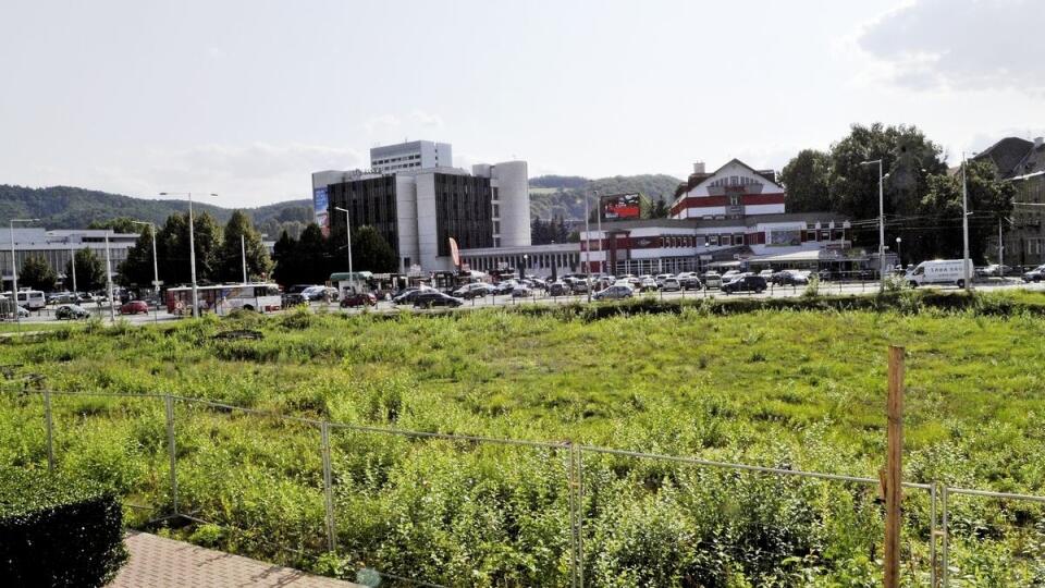 Centrum Banskej Bystrice už niekoľko rokov hyzdí plocha zarastená burinou. A čo je ešte horšie, mesto ju nemôže nijako využiť.