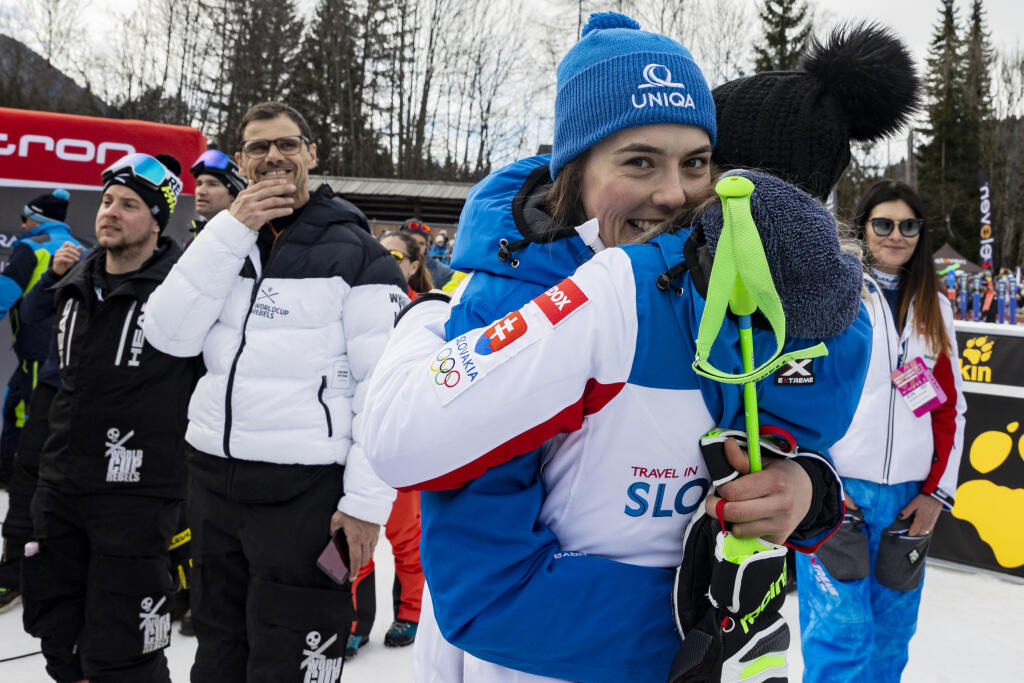 Na snímke Petra Vlhová a Petra Hudecová v cieli druhého kola pretekov obrovského slalomu Svetového pohára v alpskom lyžovaní žien v Kranjskej Gore.