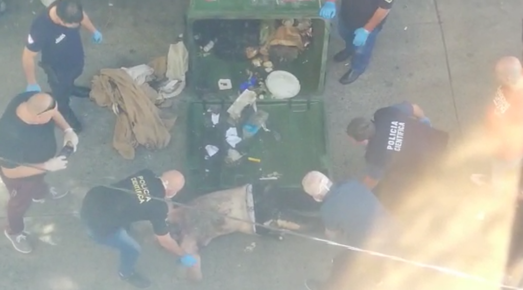 Argentínska polícia pri obhliadke tela doposiaľ neznámeho muža.