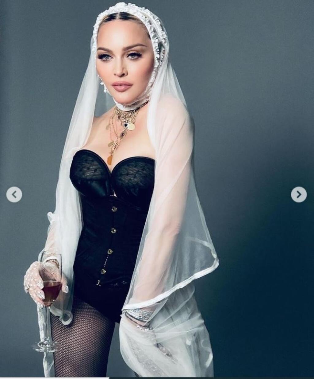 Po tom, čo sa objavili paparaci fotografie z afterky odovzdávania hudobných cien MTV Video Music Awards, sa speváčka pochválila aj svojou