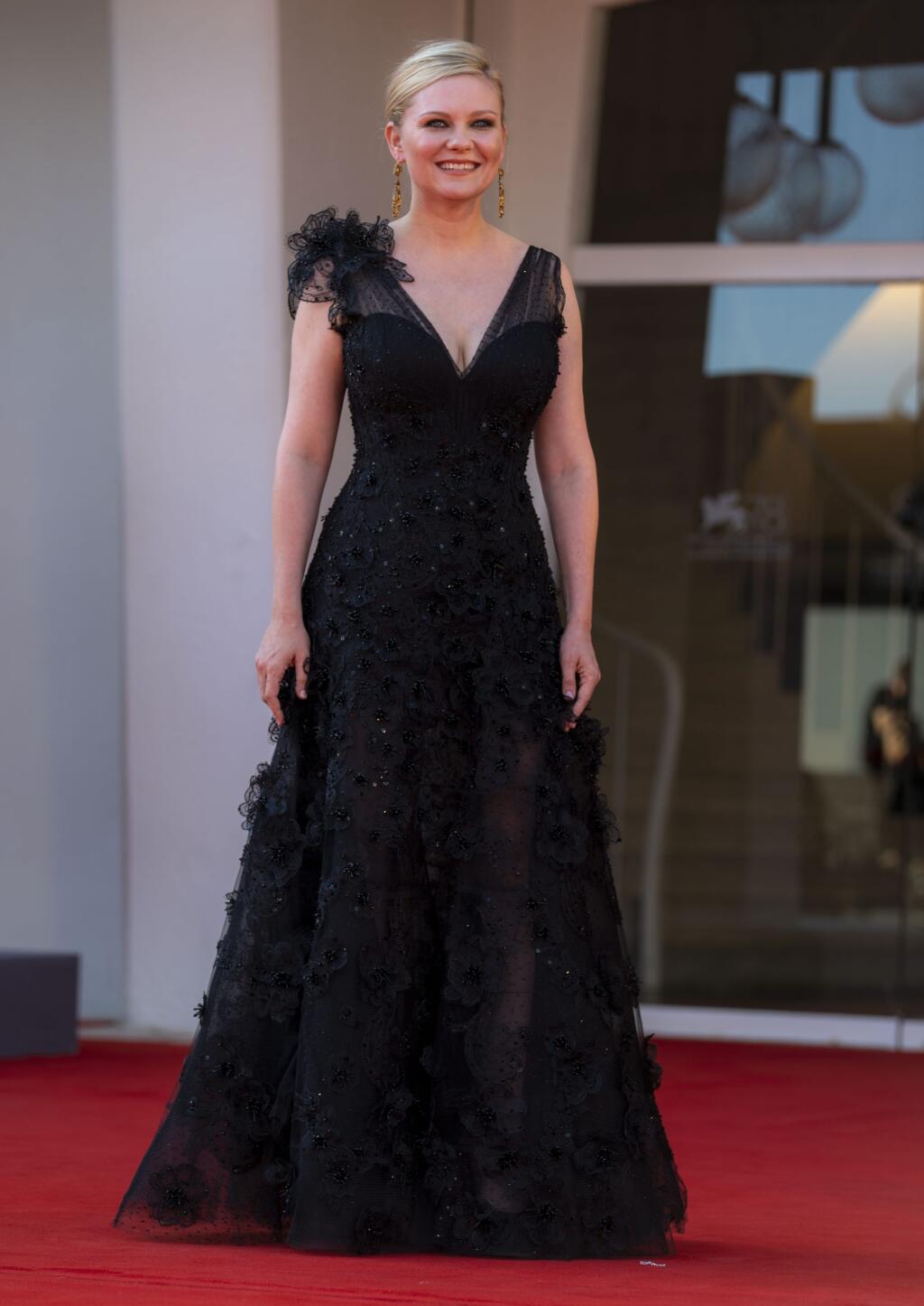 JB 68 Benátky - Herečka Kirsten Dunstová pózuje fotografom na červenom koberci počas jej príchodu na premiéru filmu 'The Power Of The Dog' na 78. ročníku medzinárodného filmového festivalu v Benátkach 2. septembra 2021. FOTO TASR/AP
Actress Kirsten Dunst poses for photographers on the red carpet of the movie 'The Power Of The Dog' at the 78th edition of the Venice Film Festival in Venice, Italy, Thursday, Sep, 2, 2021. (AP Photo/Domenico Stinellis)