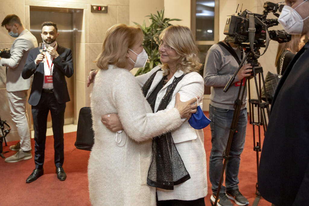 Magda Vášáryová sa zvítala so Silviou Hroncovou.