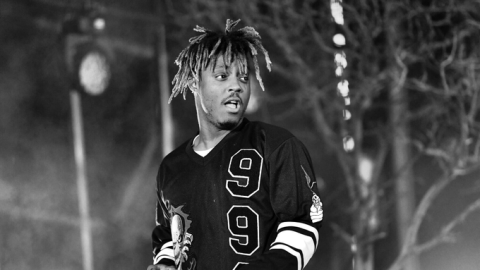 Po záchvate na letisku svetovú hudobnú scénu opustil mladý raper Juice WRLD.