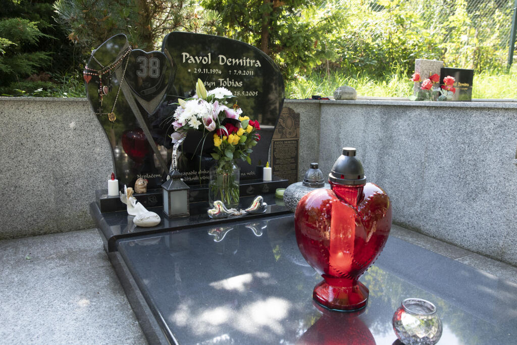 Na snímke je hrob tragicky zahynutého hokejistu Pavla Demitru.