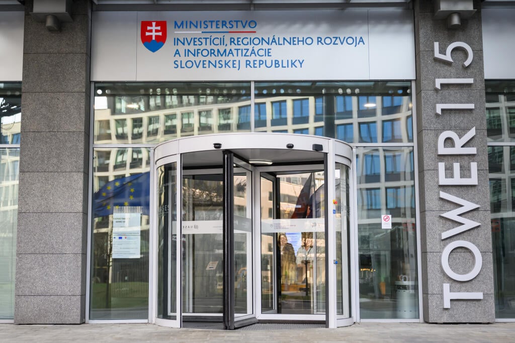 Na snímke vchod do budovy Tower 115 na Pribinovej, v ktorej sídli Ministerstvo investícií, regionálneho rozvoja a informatizácie SR (MIRRI) v Bratislave 27. marca 2025. FOTO TASR - Jaroslav Novák