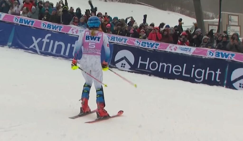 Bezprostredne po dojazde do cieľa 2. kola sa Shiffrinová pobrala za domácimi fanúšikmi a vyhecovala ich k mohutnému skandovaniu. To slovenská lyžiarka Petra Vlhová určite počula až na štarte.
