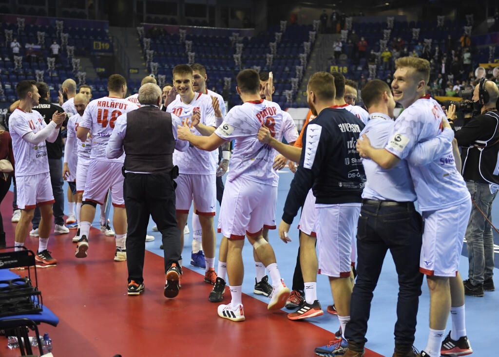 Na snímke hráči Slovenska sa tešia po výhre 31:26 v zápase základnej F-skupiny majstrovstiev Európy v hádzanej mužov Slovensko - Litva v Košiciach.