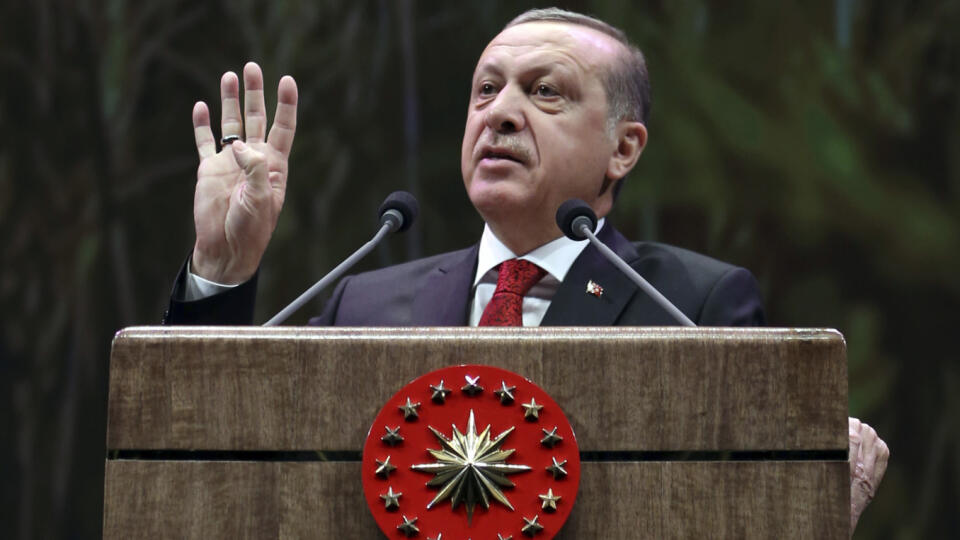 JB 15 Ankara - Turecký prezident Recep Tayyip Erdogan počas prejavu ku skupine farmárov v Ankare 14. novembra 2016. Erdogan dnes oznámil, že počká do konca roka, aby videl, či nastal pokrok v prístupových rokovaniach jeho krajiny s Európskou úniou. Inak možno usporiada referendum o tejto téme, teda o budúcom snažení svojej krajiny o členstvo v EÚ. FOTO TASR/AP
Turkey's President Recep Tayyip Erdogan addresses a group of farmers, in Ankara, Turkey, Monday, Nov. 14, 2016. Erdogan has suggested ho