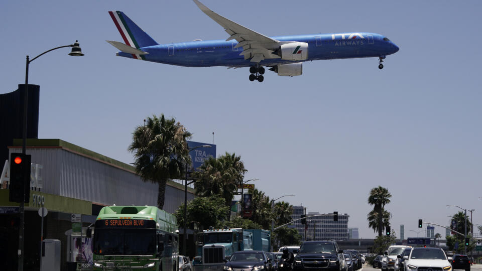 WA 37 archív Los Angeles - Na archívnej snímke z 1. júla 2022 lietadlo nemeckej leteckej spoločnosti Lufthansa letí na letisko v Los Angeles. Lufthansa v stredu 18. januára 2023 oznámila, že podala ponuku na prevzatie menšinového podielu v talianskych aerolíniách ITA Airways. Tie sú nástupníckou spoločnosťou niekdajšej Alitalie. TASR o tom informuje na základe správy agentúry Reuters. FOTO TASR/AP
FILE - An ITA Airways passenger jet approaches to land at the Los Angeles International Airport