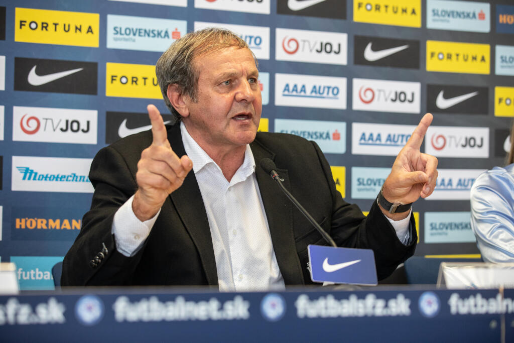 "Neviem si predstaviť budúcnosť bez Dúbravku, Škriniara, Lobotku, Vlada Weissa, takže som sa rozhodol ukončiť moje pôsobenie pri reprezentácii. Zavolal som pána prezidenta a nepovedal som mu dôvody, lebo sú to 'jeho deti' a ranil by som ho. Poplakali sme si, rozlúčili sme sa, s hráčmi iba s tými, ktorých som stretol pri ceste do auta. Nechcel som ísť do Švédska s týmito hráčmi a usmievať sa," povedal Kozák s tým, že nevie, kde spomínaní hráči boli v čase večierky.