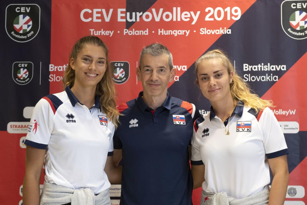 Zľava najlepšia volejbalistka SR za minulý rok Nikola Radosová, tréner Marco Fenoglio a kapitánka tímu SR Barbora Koseková.