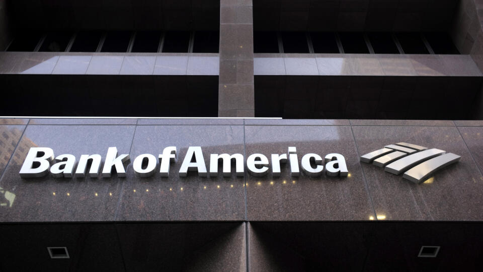 KK15 Boston - Na archívnej snímke z 14. októbra 2019 logo banky Bank of America v Bostone. Zisk Bank of America vo 4. štvrťroku 2019 klesol, ale menej, ako predpovedali ekonómovia. Aj jej tržby prekonali odhady. Dôvodom menších príjmov boli nižšie úrokové sadzby, ktoré obmedzili schopnosť druhého najväčšieho veriteľa v USA zarobiť viac z pôžičiek. FOTO TASR/AP
FILE - In this Oct. 14, 2019, file photo a Bank of America logo is attached to the exterior of the Bank of America Financial Center buil