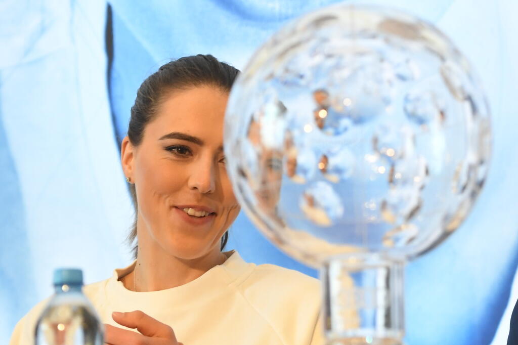 Slovenská lyžiarka Petra Vlhová, víťazka veľkého krištáľového glóbusu v zjazdovom lyžovaní za sezónu 2020/2021 počas tlačovej konferencie v Bratislave 23. marca 2021. FOTO TASR - Martin Baumann