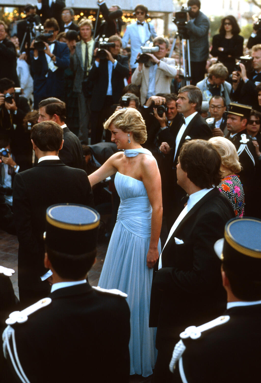 V roku 1987 zavítala do Cannes na filmový festival aj princezná Diana († 36), ktorá by nedávno oslávila svoje 60. narodeniny. Pred tým, než si dala Diana svoje krásne šaty na slávnostnú večeru, pricestovala na festival v bielom sáčku a modrej, vzorovanej sukni, taktiež z kolekcie Catherine Walker.