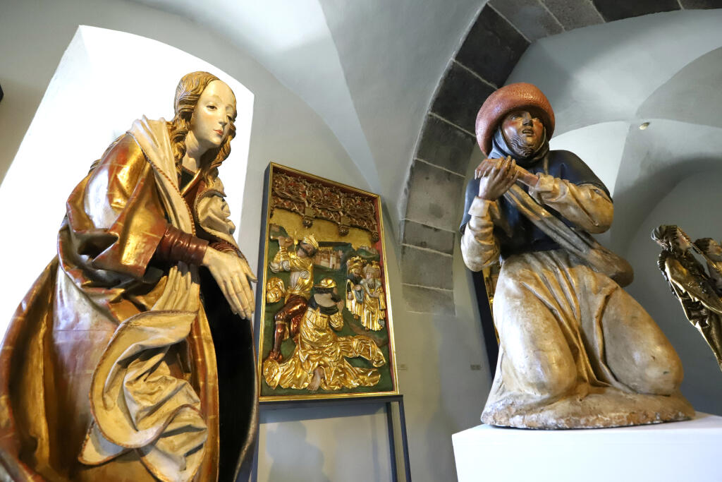 Slovenská národná galéria (SNG) na Zvolenskom hrade otvorila novú expozíciu gotického umenia. Expozícia predstavuje kolekciu stredovekého sochárstva a maliarstva na Slovensku jedinečnú počtom vystavených diel, ako aj koncentráciou na obdobie 14. až 16. storočia. Vystavených je viac než 70 sôch a obrazov. Na snímke diela zľava Panna Mária zo skupiny Narodenia a pastier zo skupiny Narodenia (II) pochádzajúce z farského kostola v Levoči z rokov 1952 až 1958 sú vystavené na Zvolenskom hrade v utorok