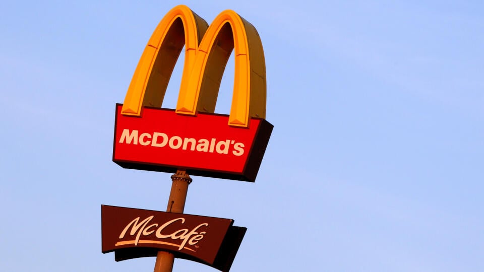 WA 19 archív Feuchtwangen - Na archívnej snímke z 2. júla 2014 logo americkej sieti rýchleho občerstvenia McDonald's v bavorskom meste Feuchtwangen. Zvýšenie cien pomohlo spoločnosti McDonald's dosiahnuť rast tržieb v 1. štvrťroku 2022, zatiaľ čo jej zisk klesol v dôsledku nešpecifikovanej daňovej záležitosti. FOTO TASR/DPA
ARCHIV - 02.07.2014, Bayern, Feuchtwangen: Ein McDonald`s Logo aufgenommen vor einer Filiale bei Feuchtwangen. McDonald's gibt am 28.04.2022 Zahlen für das 1. Quartal bekann