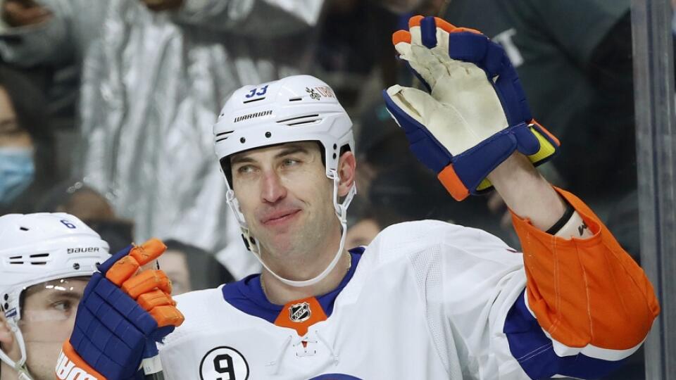 PK 1 San Jose - Slovenský obranca New Yorku Islanders Zdeno Chára (vpravo) pózuje počas zápasu zámorskej hokejovej NHL San Jose Sharks - New York Islanders v kalifornskom San Jose vo štvrtok 24. februára 2022. Chára vytvoril nový rekord NHL v počte odohratých zápasov obrancu. V noci na piatok nastúpil na ľade San Jose na svoj 1652. duel v základnej časti a osamostatnil sa na prvom mieste v počte štartov medzi zadákmi, keď prekonal Chrisa Cheliosa (1651). FOTO TASR/AP
New York Islanders defensem