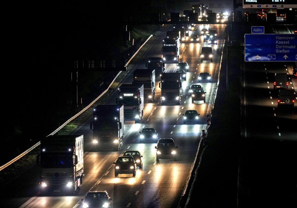 EBE 5 Frankfurt nad Mohanom - Na snímke preplnená diaľnica v nemeckom Frankfurte nad Mohanom skoro ráno 26. októbra 2021. FOTO TASR/AP

Trucks and cars roll on a highway in Frankfurt, Germany, Tuesday, Oct. 26, 2021. (AP Photo/Michael Probst)