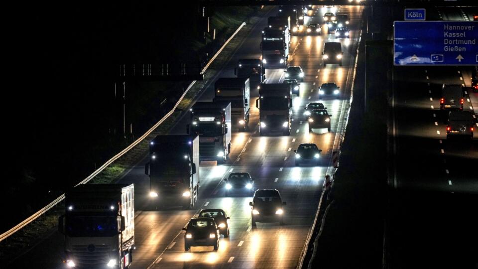 EBE 5 Frankfurt nad Mohanom - Na snímke preplnená diaľnica v nemeckom Frankfurte nad Mohanom skoro ráno 26. októbra 2021. FOTO TASR/AP
Trucks and cars roll on a highway in Frankfurt, Germany, Tuesday, Oct. 26, 2021. (AP Photo/Michael Probst)