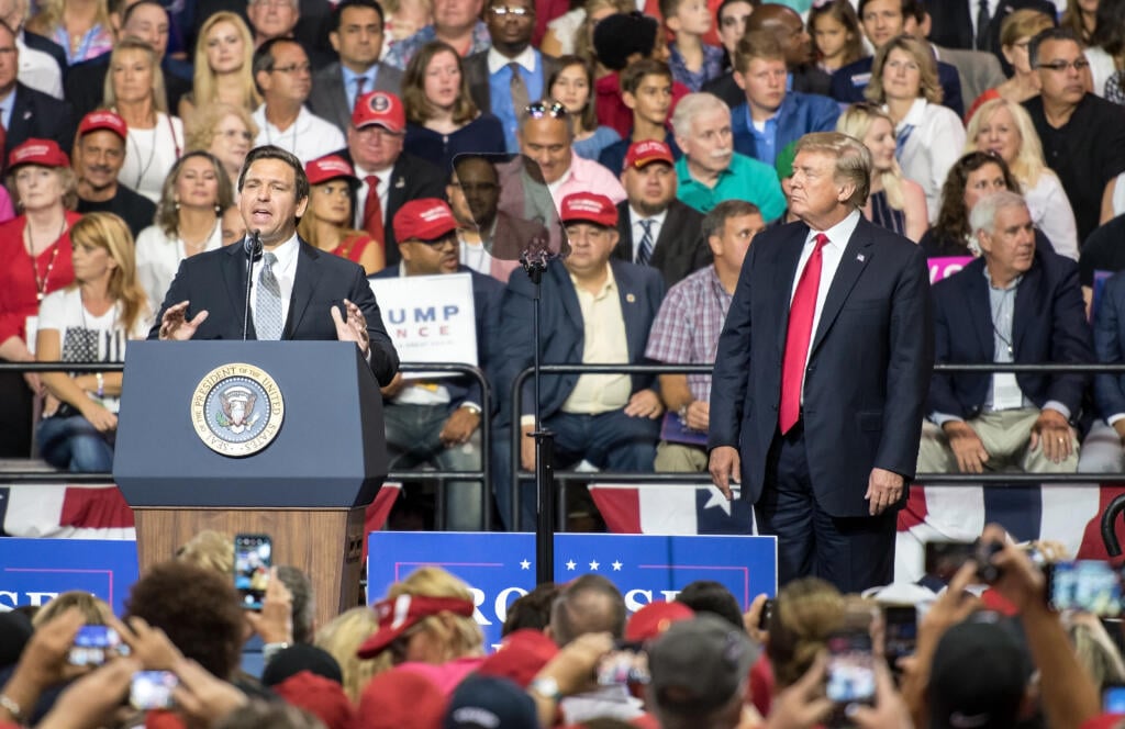 Trumpov rival DeSantis v USA znervózňuje niektoré veľké korporácie aj zdravotnícke úrady