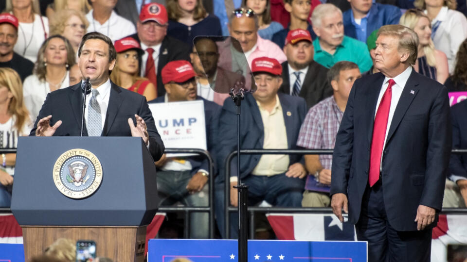 Trumpov rival DeSantis v USA znervózňuje niektoré veľké korporácie aj zdravotnícke úrady