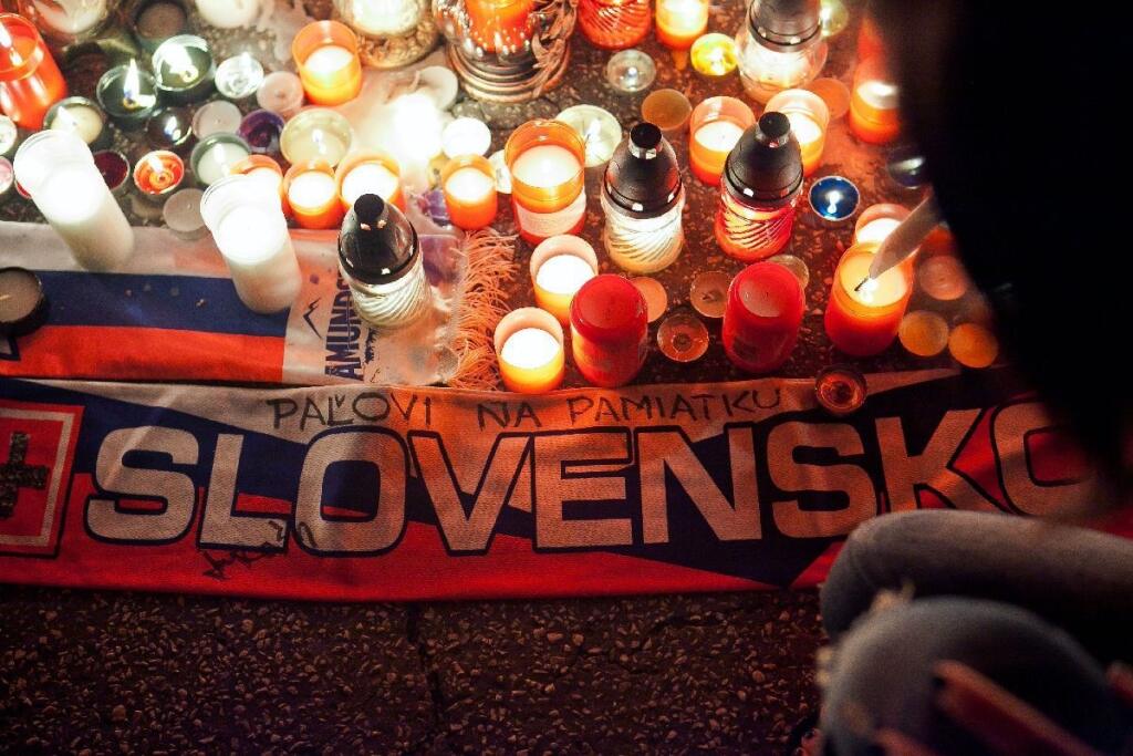 Pred zimným štadiónom v Trenčíne sa zišli stovky