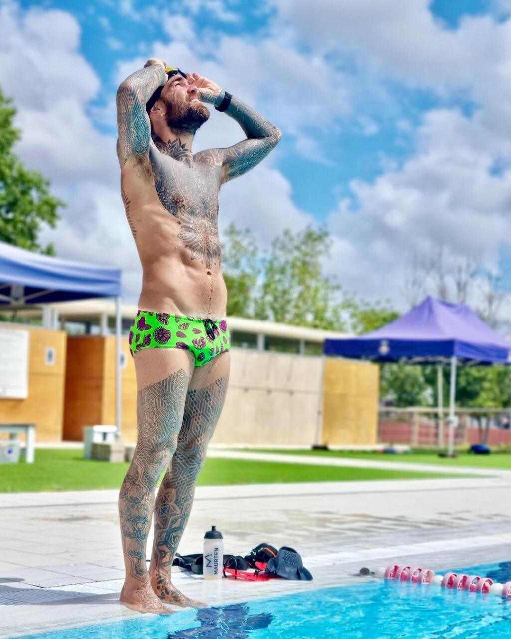 „Bavilo ma behať a bicyklovať, potom som skočil do vody a bol z toho triatlon. Ale hlavný dôvod, pre ktorý som sa doň zamiloval, je ten, že je slobodný a môžem ho robiť kde chcem, s kým chcem a kedy chcem,“ povedal bývalý futbalista na margo jeho vzťahu k triatlonu.